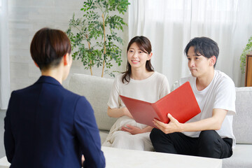 20代夫婦と話すファイナンシャルプランナー