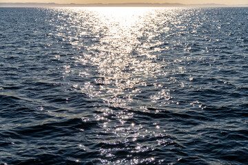 reflejos solares en el mar