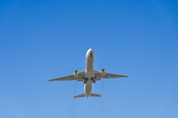 離陸する飛行機