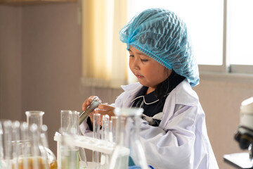 Little Scientist Experiments with Chemical Mixing For young children to learn the basics of science, experiment with careers.