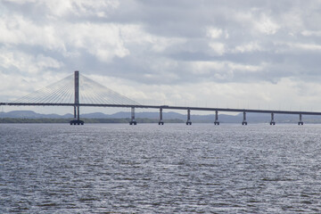 Ponte estaiada sobre o rio. 