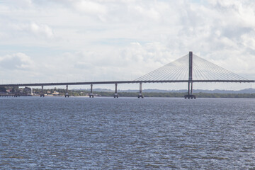 Ponte estaiada sobre o rio. 