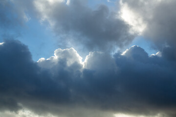 夏の奄美大島の空。積乱雲。夏雲。光。