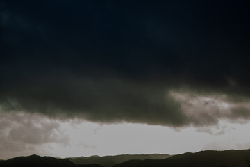 夏の奄美大島の空。積乱雲。夏雲。光。