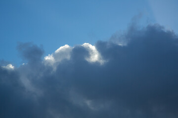 夏の奄美大島の空。積乱雲。夏雲。光。