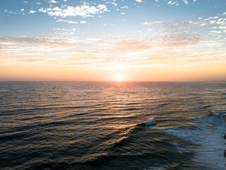 Vista aerea oleaje en la playa