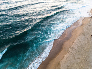 Vista aerea oleaje en la playa