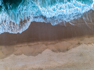 Vista aerea oleaje en la playa