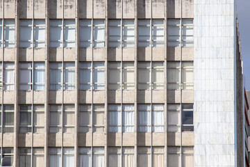 Fachada de edifício com arquitetura modernista