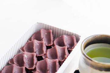 餅菓子と緑茶