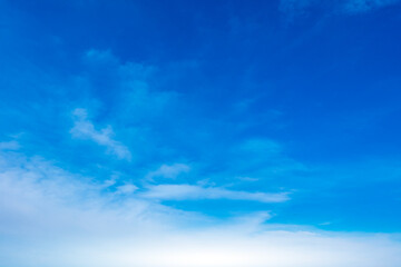 Obraz premium Panorama of cloud clear sky background for summer vacation concept at ocean and summer sea water with sunlight of beautiful cloudy 