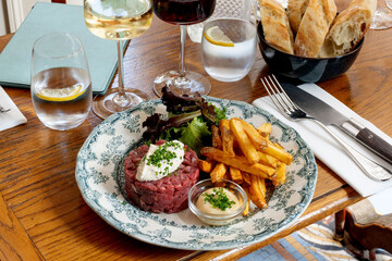 Steak tartar avec frites et salade verte