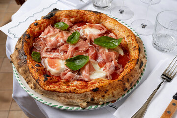 Pizza Parma et basilic, plat traditionnel italien