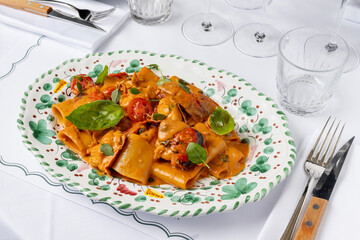 Paccheri, pâtes à la sauce tomate et burrata