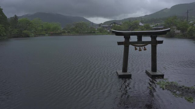 雨の日の金鱗湖の風景（由布市）