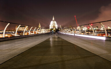 Obraz premium Millennium Bridge Leading to St. Paul’s Cathedral, London