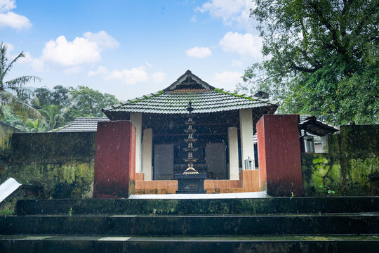 Kuttipuram Mallur Shiva Parvathi temple is located near to Kuttippuram bridge in Malappuram district, Kerala.