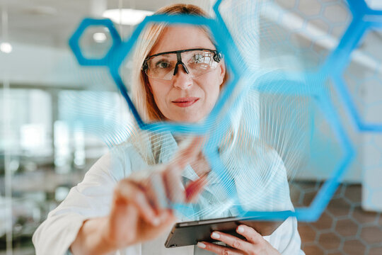 Engineer using virtual molecular lattice technology in laboratory