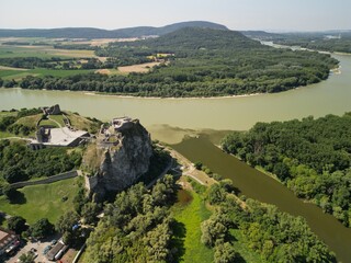 Zamek Devin - Słowacja - piękny zamek położony nad Dunajem nagrany dronem w 4K rozdzielczości © Konrad