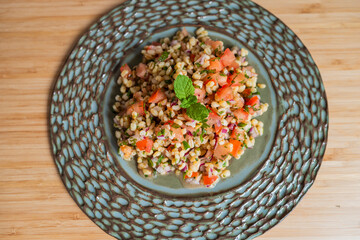 Tabule de bulgur con tomate y hierva buena
