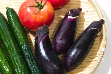 ザルに盛られた夏野菜