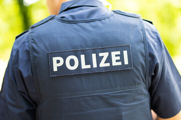 Polizeibeamter mit Schutzweste