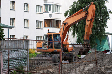 Obraz premium Construction work in progress at a residential area with heavy machinery during summer day