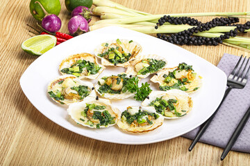 Grilled scallops with green onion