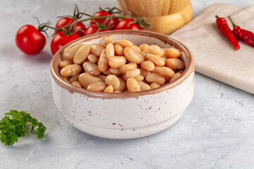 Canned white beans in the bowl