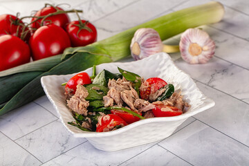 Salad with canned tuna and spinach