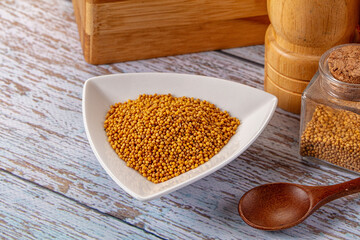 Raw dry aroma flavour mustard seeds