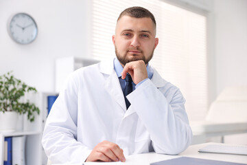 Obraz premium Portrait of doctor in uniform at table indoors