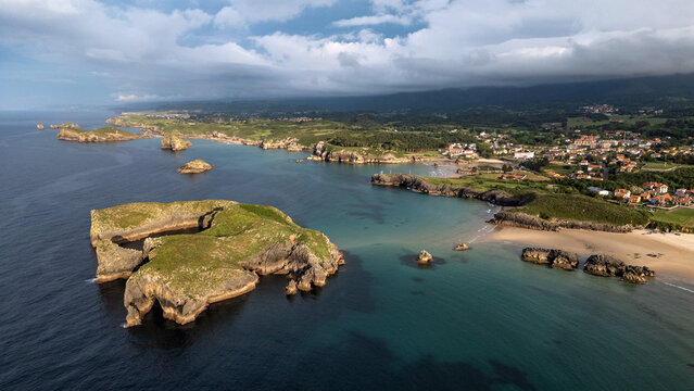 Luftaufnahme der Felsenk&uuml;ste und Bucht bei Celorio (Asturien)