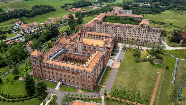 Luftaufnahme der P&auml;pstlichen Universit&auml;t und des Palacio de Sobrellano in Comillas