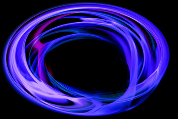 黒を背景にした青紫色の光の輪