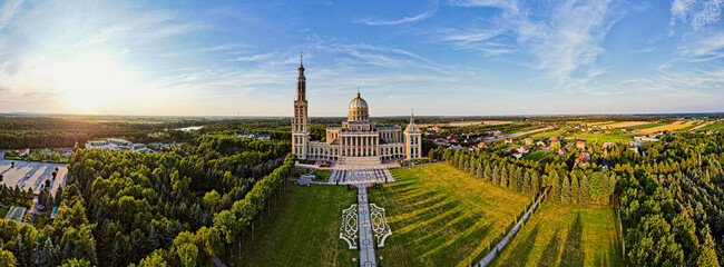 Licheń Stary, miejsce pielgrzymek do Sanktuarium Matki Bożej Licheńskiej. Panorama z lotu ptaka, latem © Franciszek