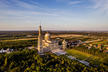 Licheń Stary, miejsce pielgrzymek do Sanktuarium Matki Bożej Licheńskiej. Panorama z lotu ptaka, latem © Franciszek