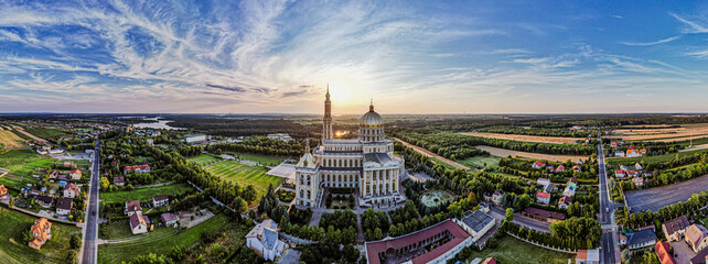 Licheń Stary, miejsce pielgrzymek do Sanktuarium Matki Bożej Licheńskiej. Panorama z lotu ptaka, latem © Franciszek