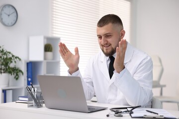 Obraz premium Doctor having online consultation via laptop in clinic