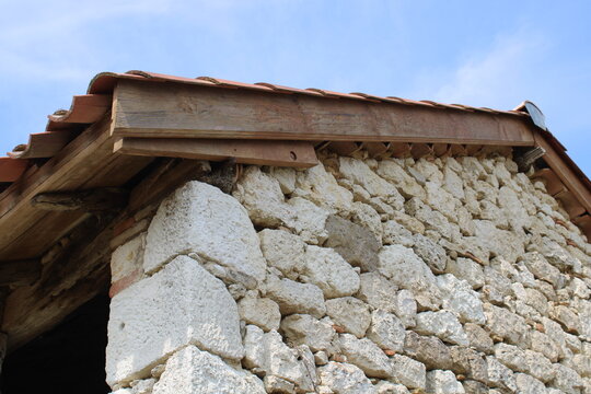 Planche de rive en bois, et fa&ccedil;ade en pierre