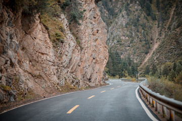 Low-grade highways on the Qinghai-Tibet Plateau in China