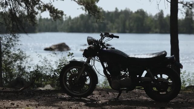 Yamaha SR 500 1980 in front of lake in Sweden, summertime
