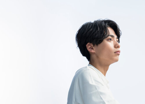 若い日本人男性の横顔（白バック）
