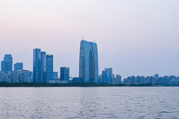 Naklejka premium 蘇州・金鶏湖（李公堤）から東方之門の眺め