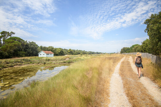 Une femme se promene sur le Site Ostr&eacute;icole de Fort Royer sur l'&icirc;le d'Ol&eacute;ron en France, r&eacute;gion Nouvelle-Aquitaine