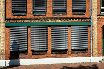 Backsteinebäude mit Fensterrollos