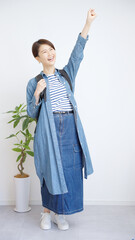 ガッツポーズする女性全身