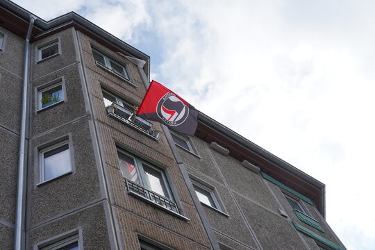 Fahne der Antifaschistische Aktion (Antifa) an einem Haus in Berlin am 22.07.2025