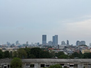 Obraz premium Urban Skyline Under A Cloudy Sky