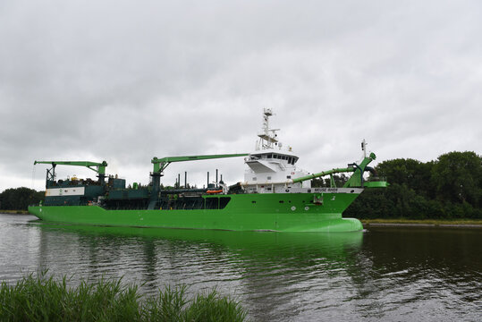 Baggerschiff MEUSE RIVER f&auml;hrt im Nord-Ostsee-Kanal